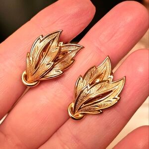Vtg CORO Gold Leaf Clip Earrings Nature-Inspired Design E1P64